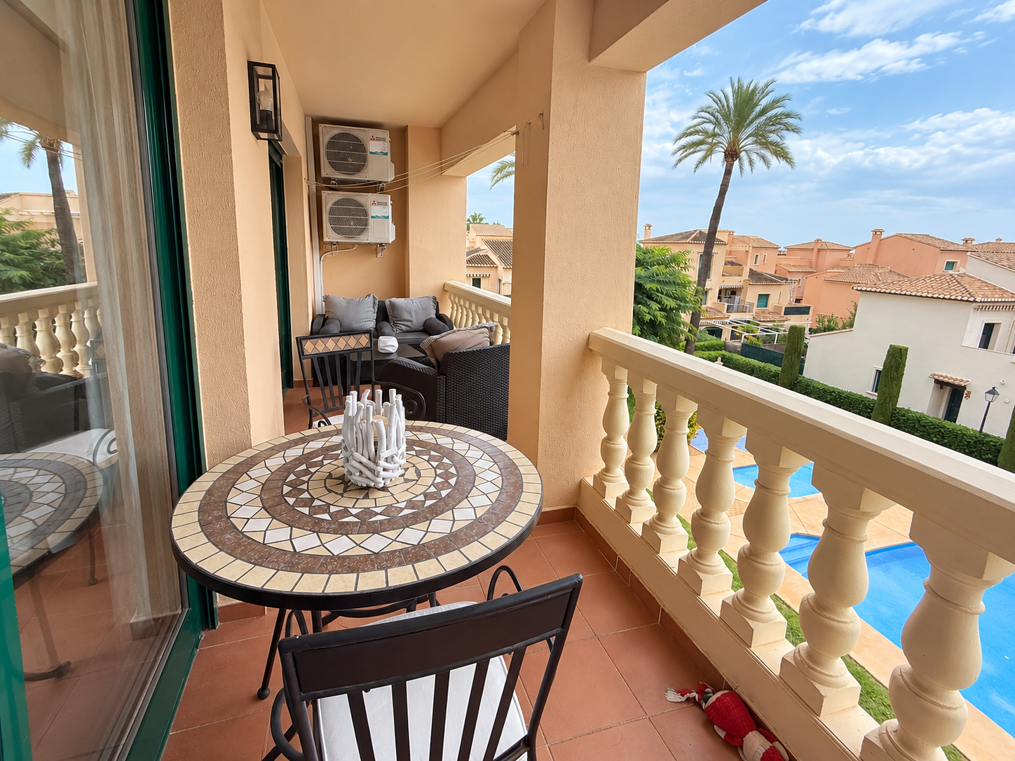 Terrasse avec vue sur la piscine