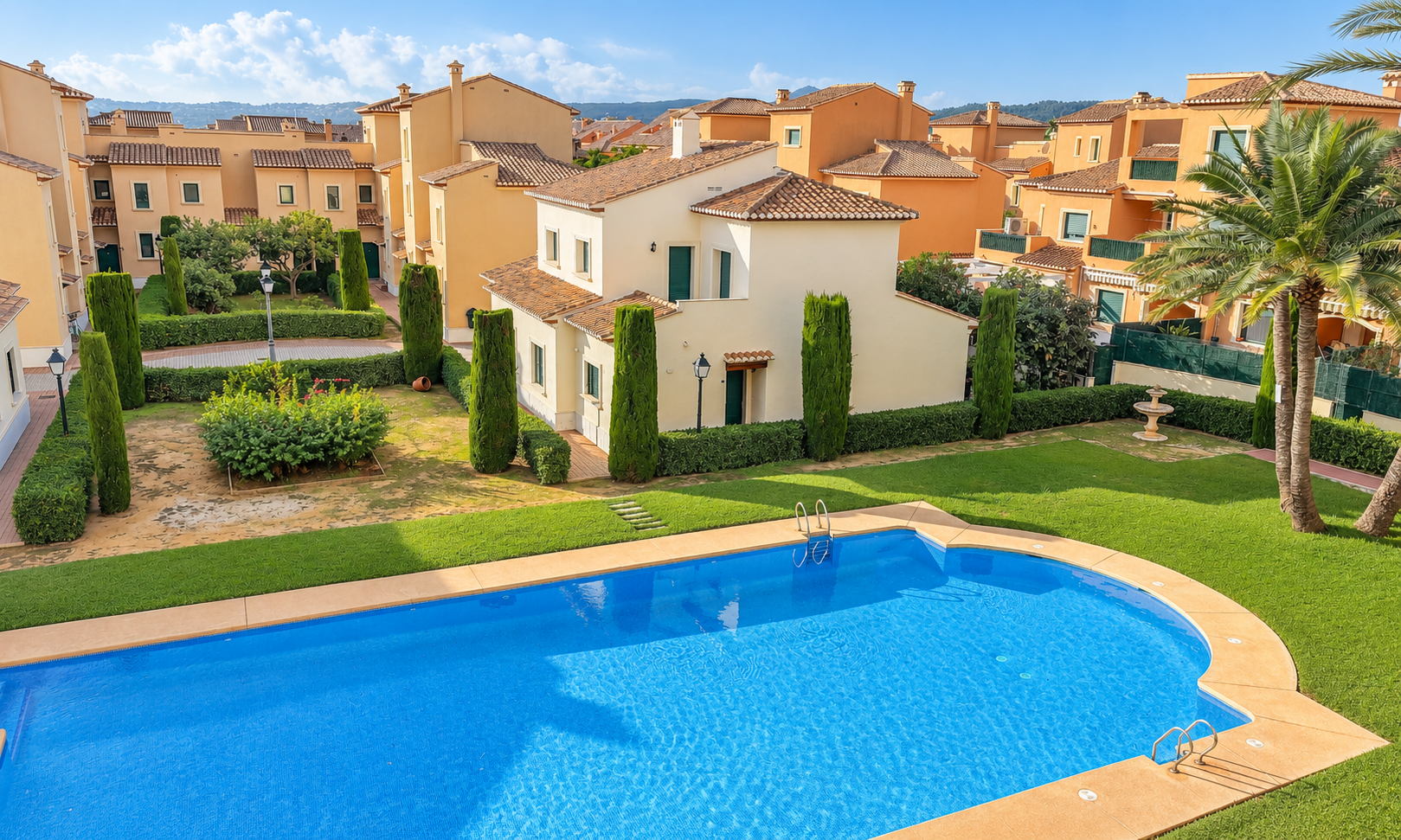 Piscine communautaire et jardins