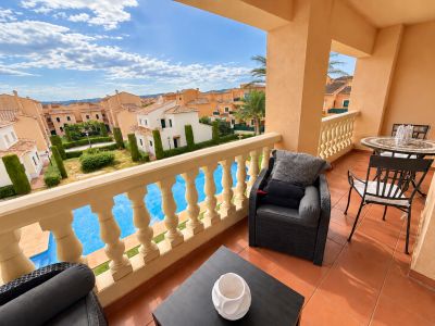 Terrasse avec vue sur la piscine