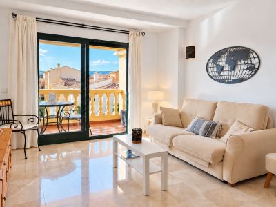 Salon avec accès à la terrasse