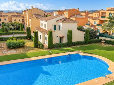 Piscine communautaire et jardins