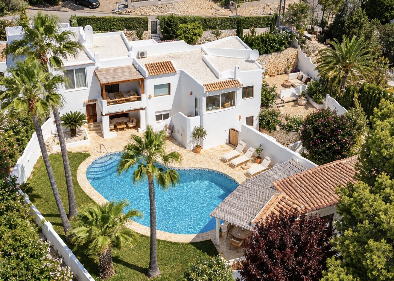 Extérieur de la villa et piscine