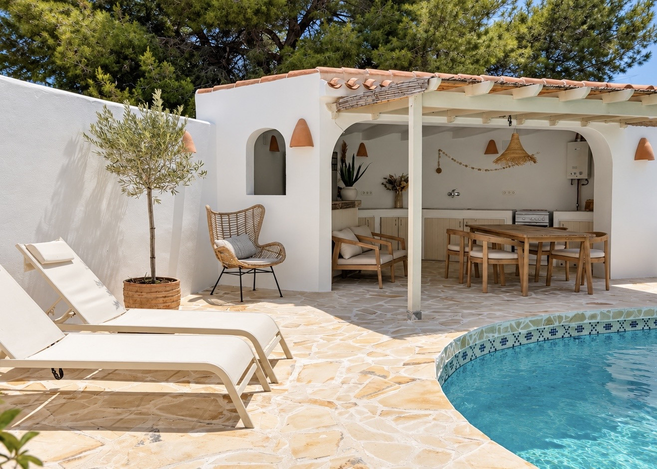 Cuisine extérieure et piscine