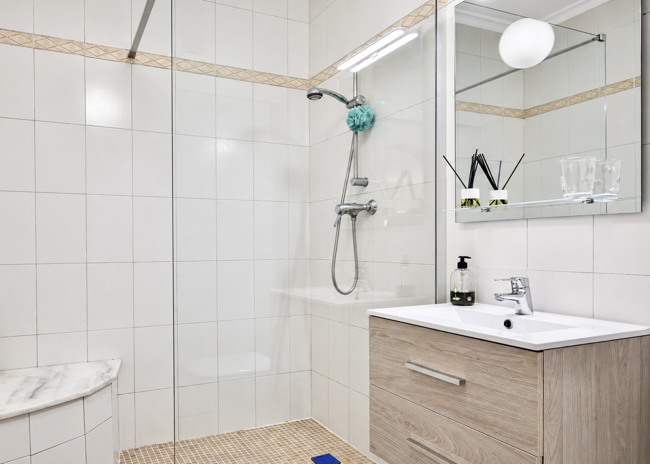 Salle de bains avec douche