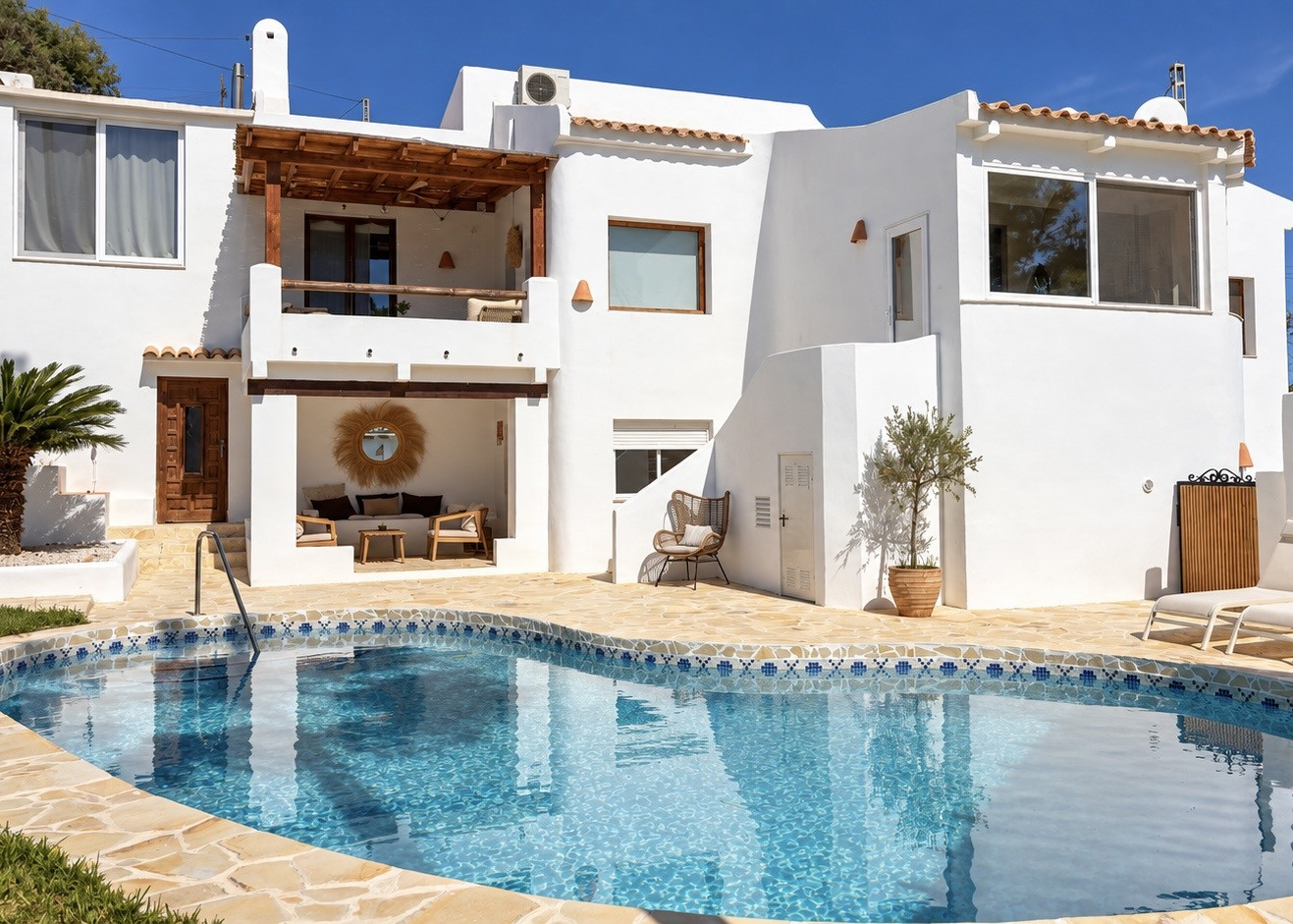 Piscine et extérieur de la villa