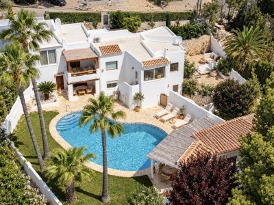 Extérieur de la villa et piscine