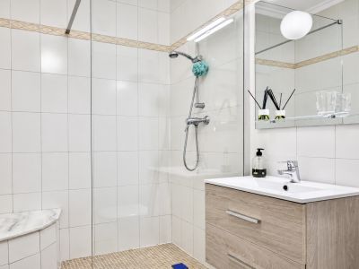 Salle de bains avec douche
