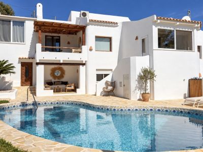 Piscine et extérieur de la villa