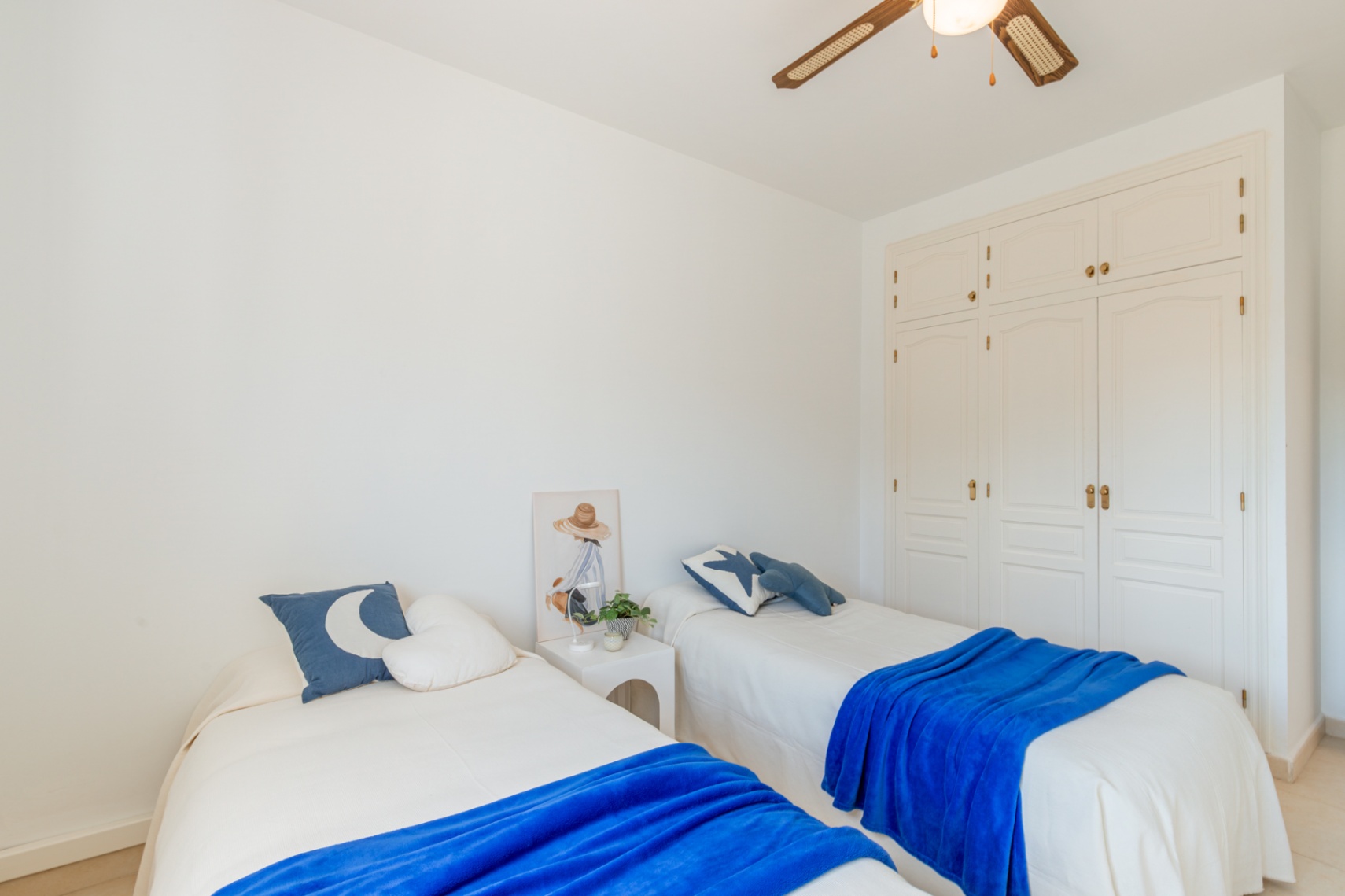 Chambre avec placards intégrés