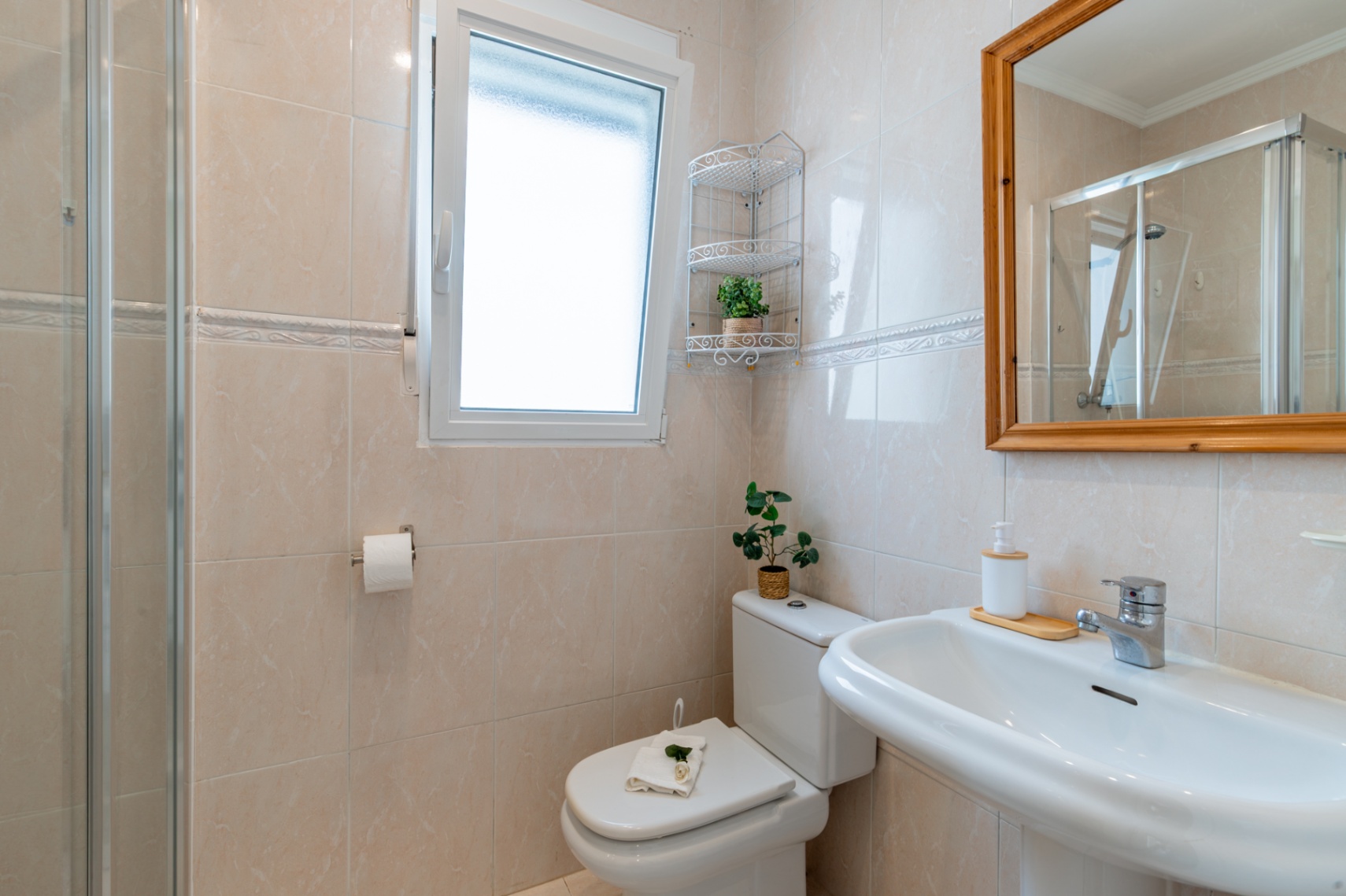 Salle de bains avec douche