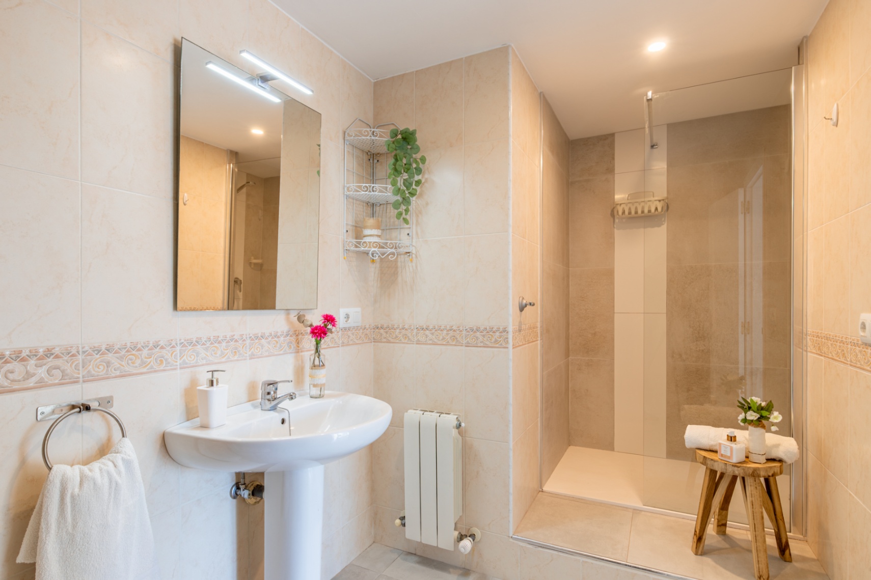 Salle de bain avec douche