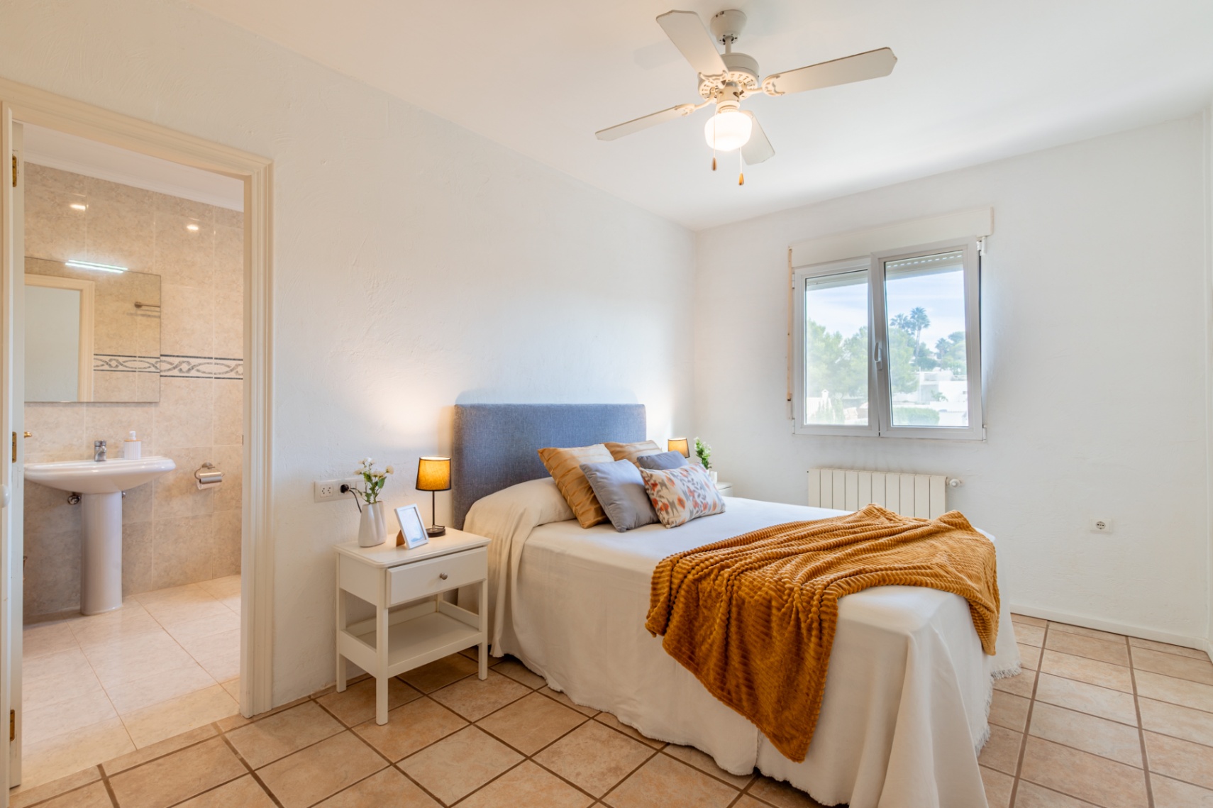 Chambre avec salle de bains attenante