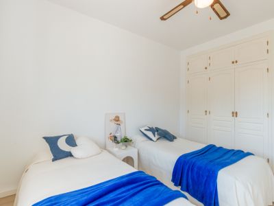 Chambre avec placards intégrés