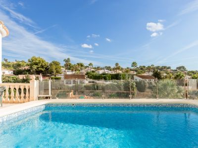 Piscine avec vue dégagée