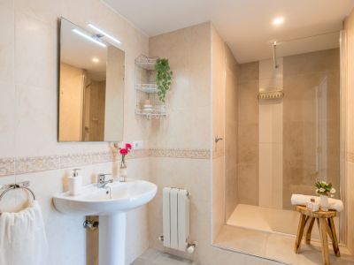 Salle de bain avec douche