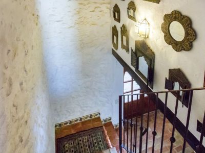 Détail de l'escalier avec marches en terre cuite et mur orné de miroirs rustiques à Teulada.