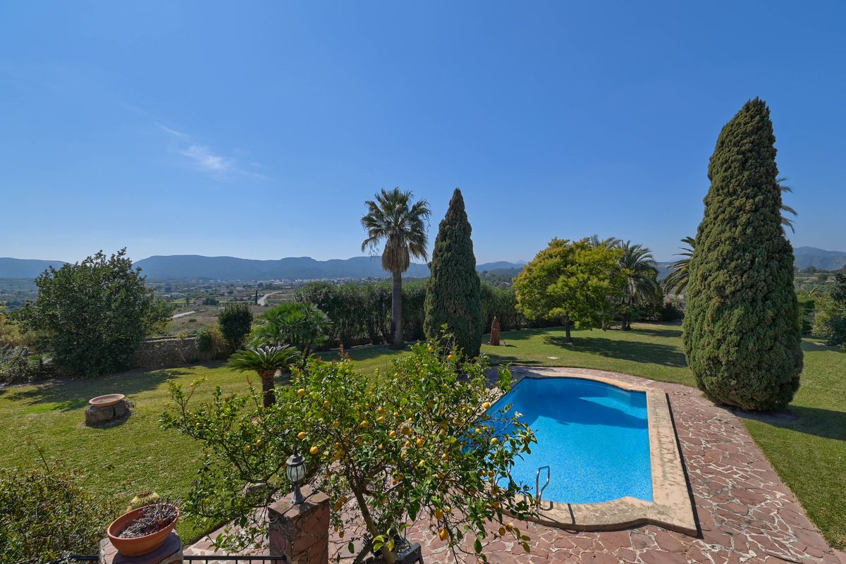 Finca historique au cœur de Jesús Pobre avec piscine et vue Montgó