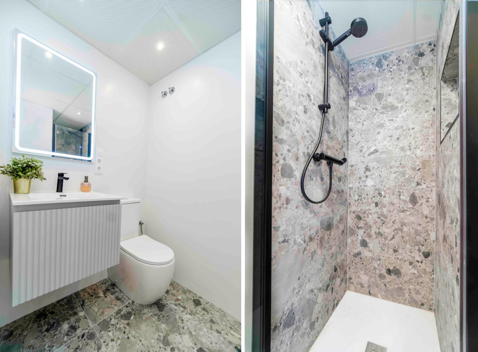 Salle de bain moderne avec carrelage en terrazzo, meuble vasque cannelé blanc, miroir rétroéclairé par LED et douche à l'italienne avec robinetterie noire mate.
