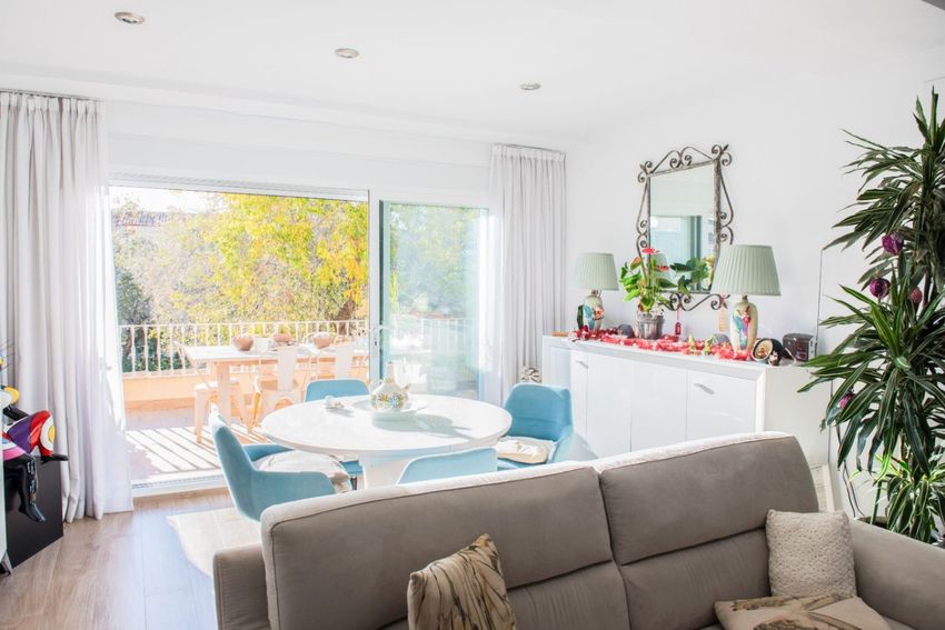 Espace salon-salle à manger lumineux offrant un accès direct à une terrasse privée avec mobilier extérieur. Les portes coulissantes vitrées apportent lumière naturelle et vue sur les arbres. Espace salon-salle à manger lumineux offrant un accès direct à une terrasse privée avec mobilier extérieur. Les portes coulissantes vitrées apportent lumière naturelle et vue sur les arbres.
