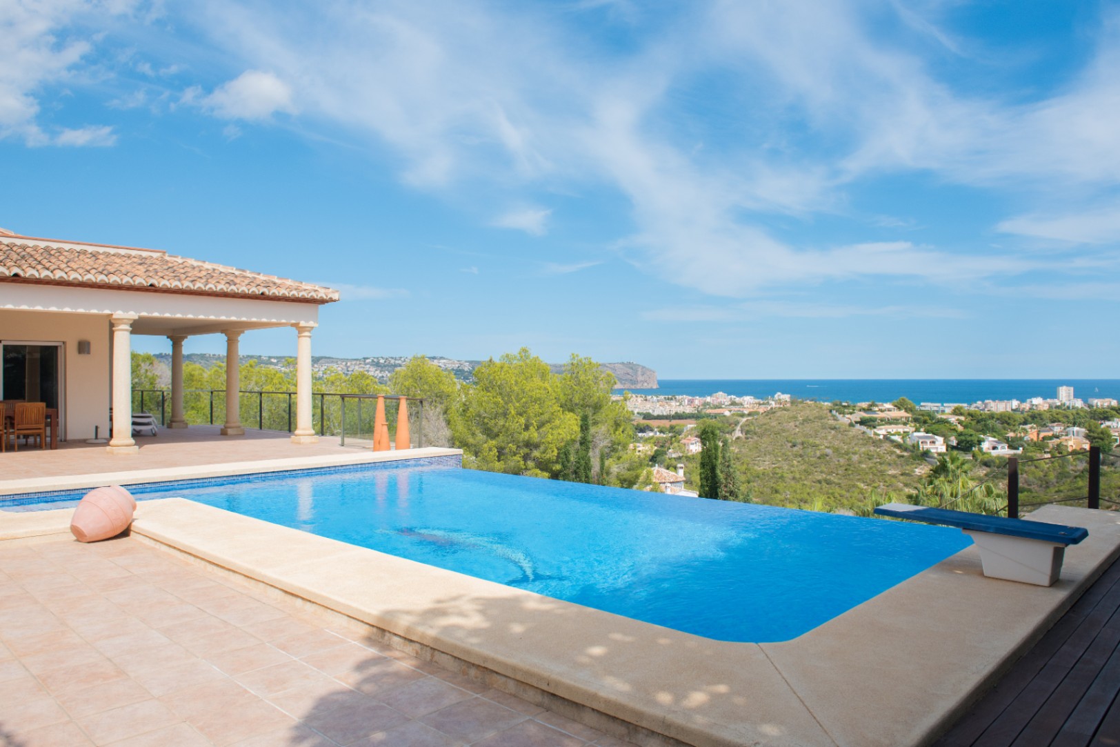 Chalet independiente con piscina infinita y vistas al mar en Jávea