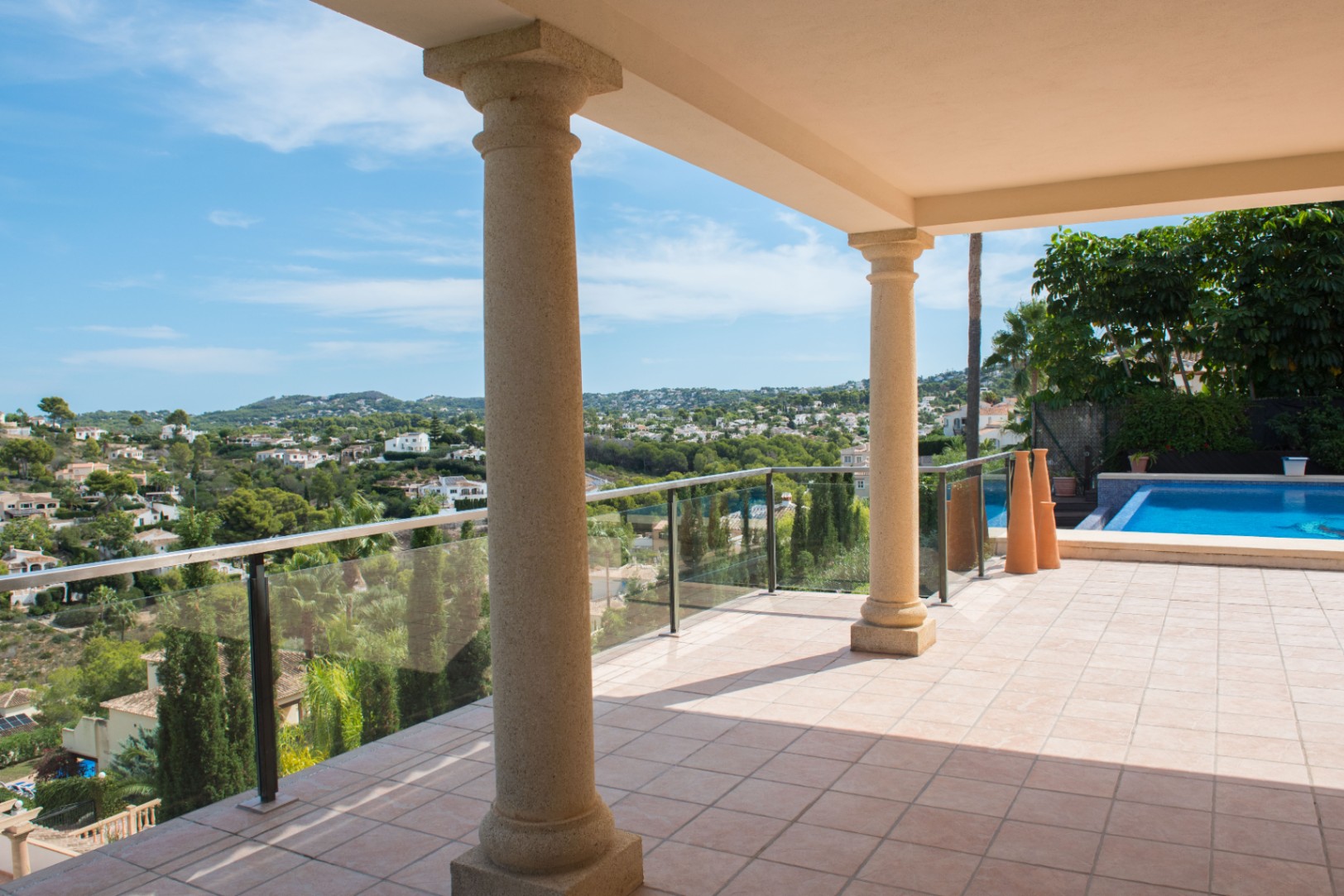 Terrasse couverte avec vue et piscine Terrasse couverte avec vue et piscine