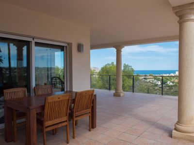 Terrasse couverte avec vue mer