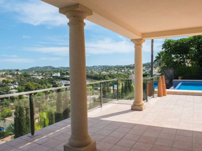 Terrasse couverte avec vue et piscine