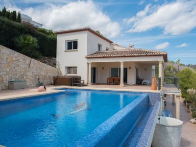 Piscine à débordement et terrasse