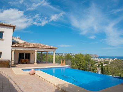 Piscine à débordement avec vue mer