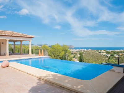 Piscine à débordement avec vue mer
