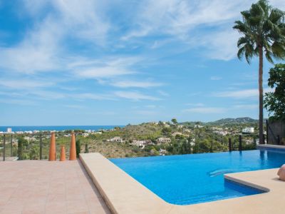 Piscine à débordement avec vue mer