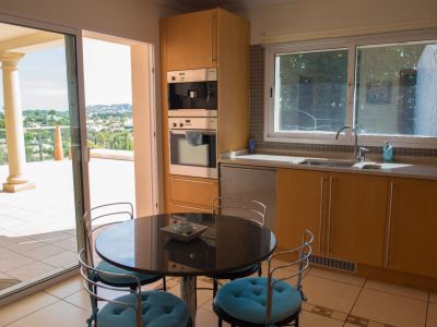 Cuisine avec accès à la terrasse