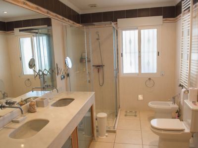 Salle de bains avec douche