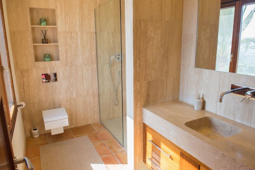 Salle de bains avec douche