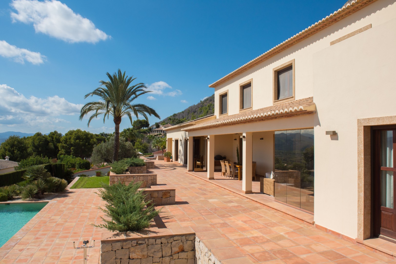 Terrasse et porche couvert