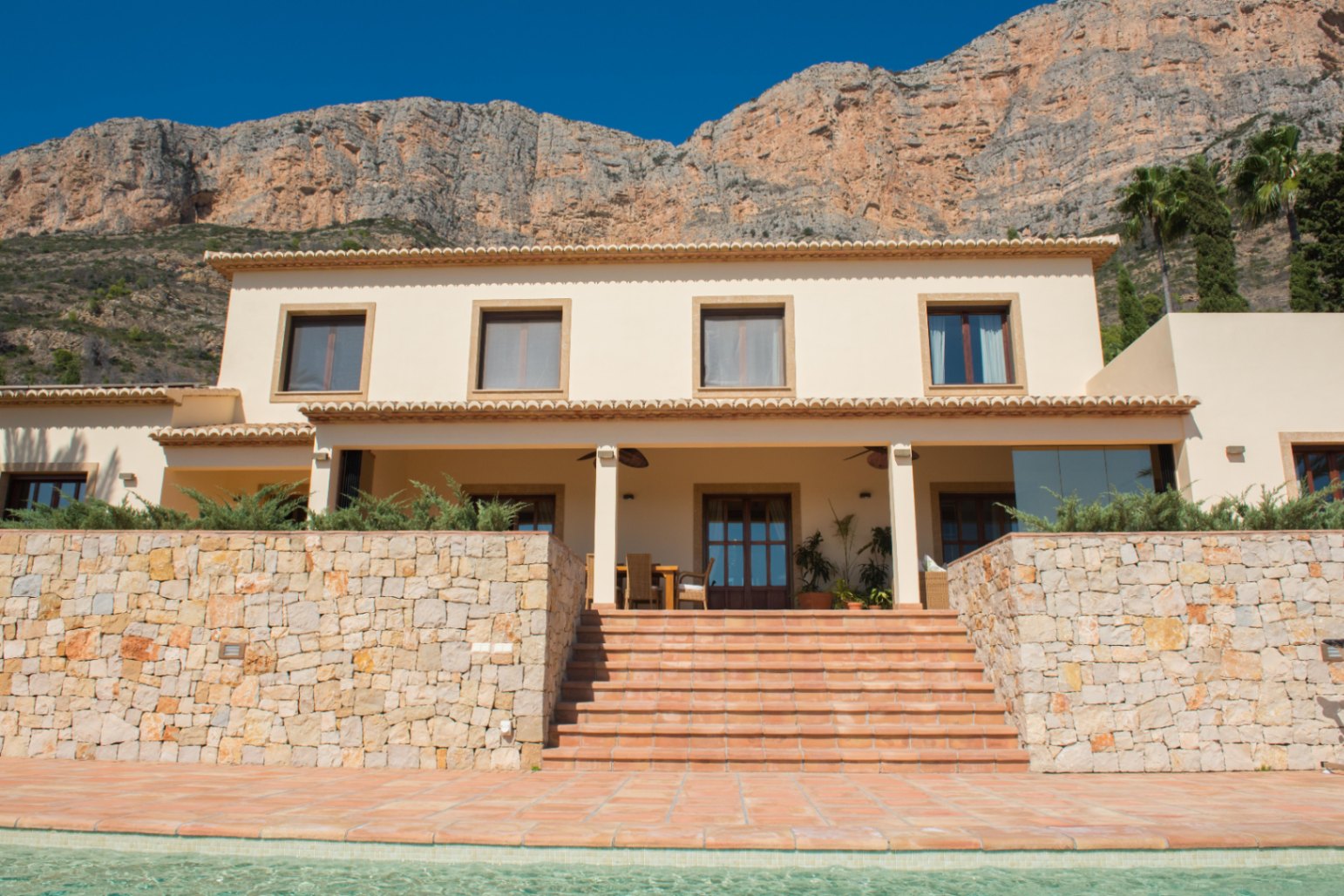 Façade extérieure avec vue montagne