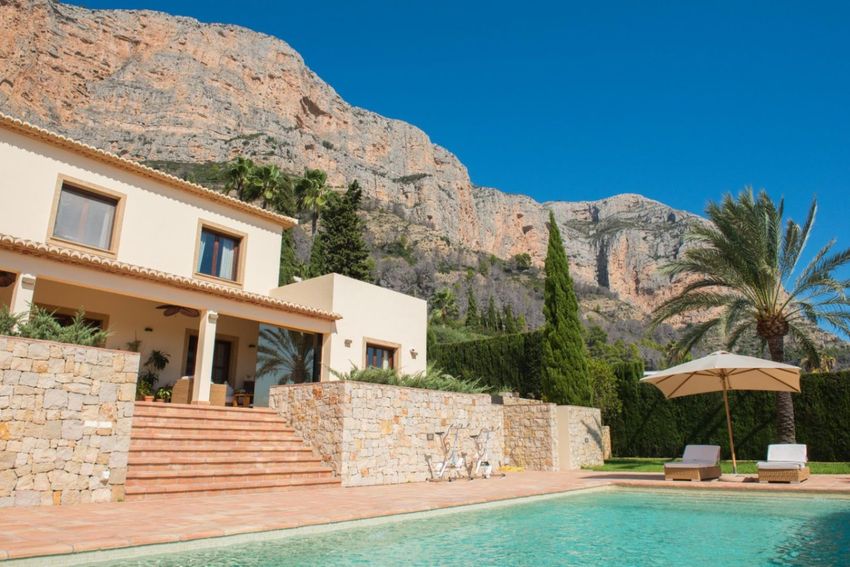 Piscine et terrasse avec vue montagne