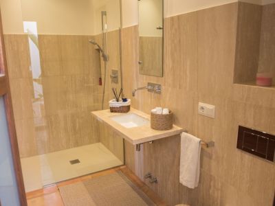 Salle de bain avec douche