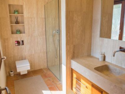 Salle de bains avec douche