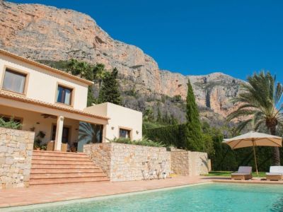 Piscine et terrasse avec vue montagne