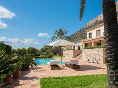Piscine et terrasse extérieure