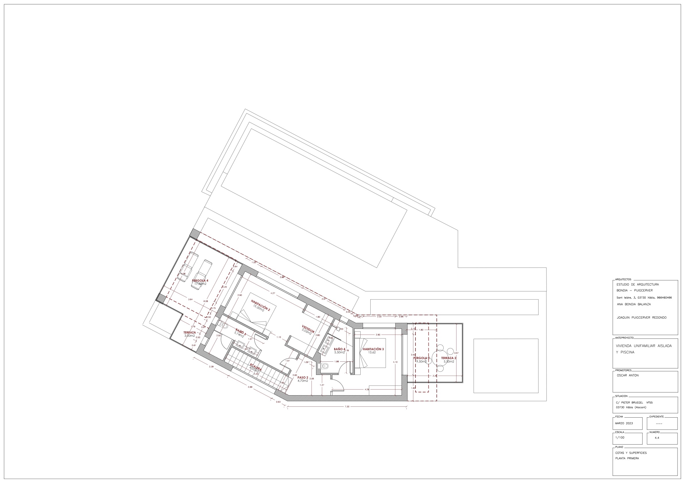 Plan architectural du premier étage détaillant deux chambres avec salles de bains privatives, un dressing et des terrasses extérieures avec pergola.