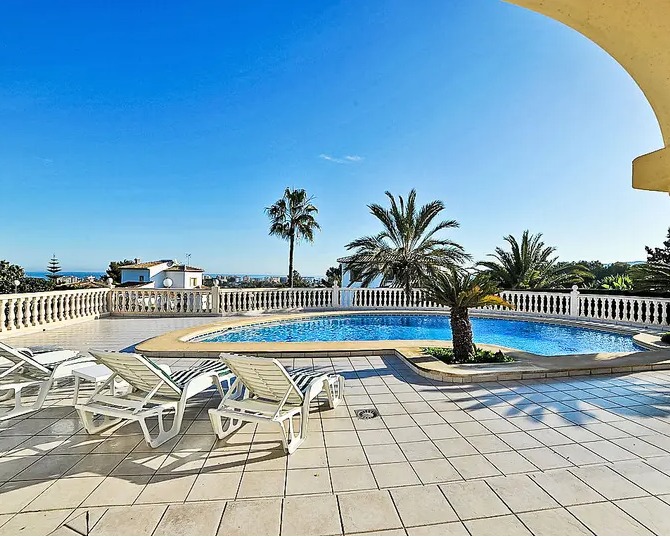 Villa mediterránea tradicional con piscina y vistas al mar en Dénia