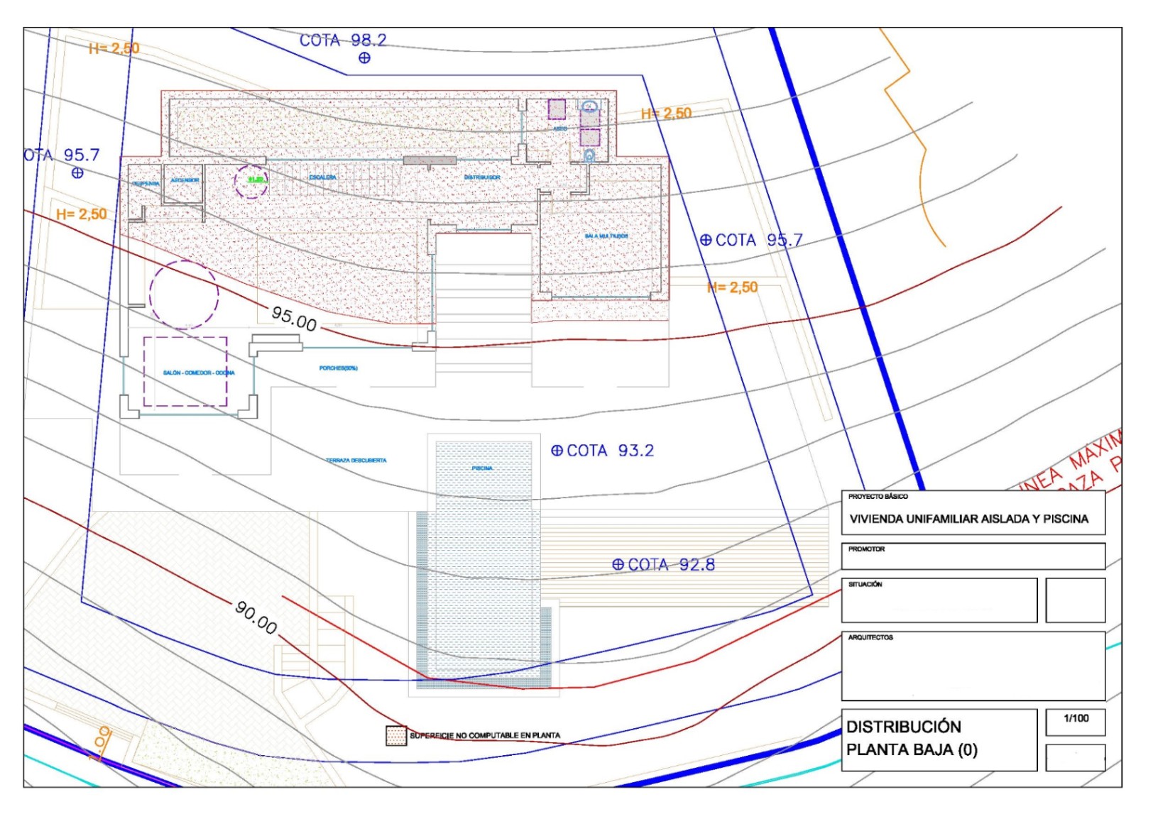 Plan de masse architectural du rez-de-chaussée détaillant la distribution des pièces, de la terrasse et de la piscine sur un terrain en pente.