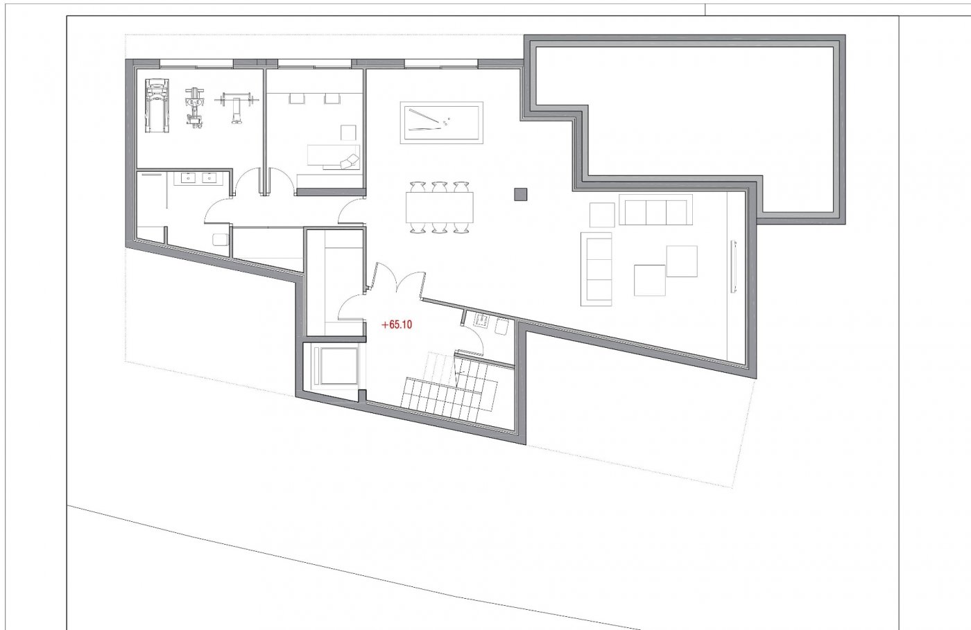 Plan d'architecte du niveau inférieur comprenant une salle de sport privée, une suite d'invités et un grand espace de loisirs avec billard et salon.