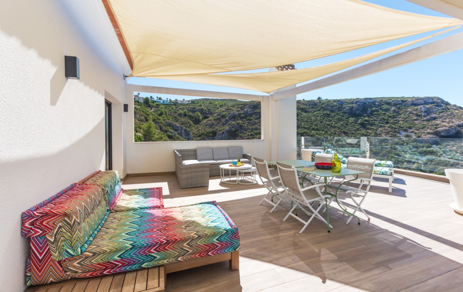 Grande terrasse avec voiles d'ombrage