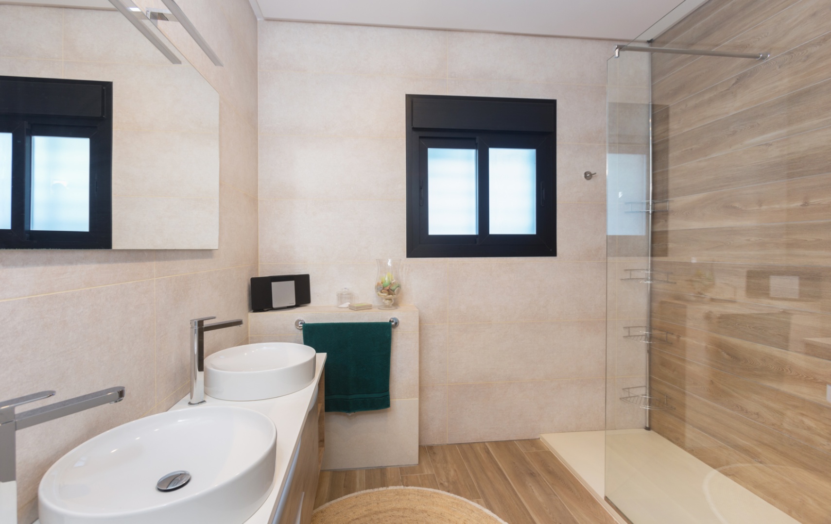 Salle de bain moderne avec double vasque ovale, robinetterie chromée et miroir éclairé. Douche à l'italienne avec paroi vitrée, carrelage mural effet bois et sol assorti. Salle de bain moderne avec double vasque ovale, robinetterie chromée et miroir éclairé. Douche à l'italienne avec paroi vitrée, carrelage mural effet bois et sol assorti.