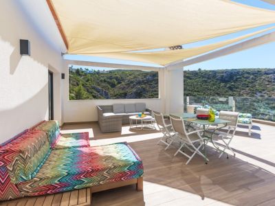 Grande terrasse avec voiles d'ombrage