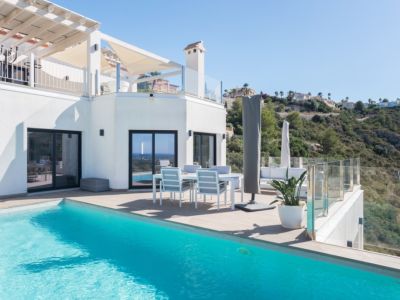 Salon et salle à manger de plain-pied avec la piscine.
