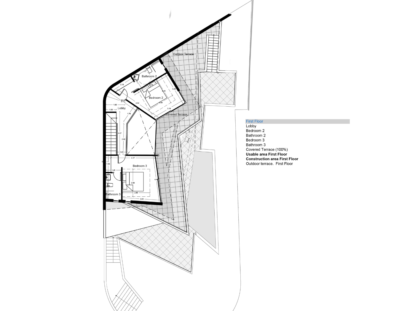 Plan d'architecte détaillé du premier étage comprenant deux chambres avec salles de bains privatives, un hall central et de vastes terrasses couvertes et ouvertes.